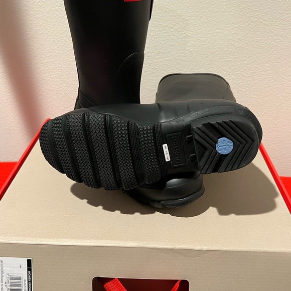 Hunter Rain boots, women Size 6. Black matte color. Never used - Picture 3 of 5